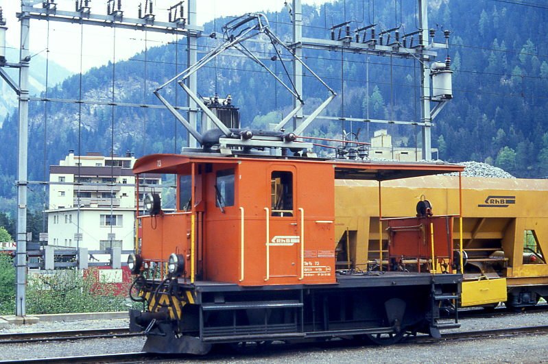 RhB - Te 2/2 73 am 09.05.1991 in Thusis - elektrischer Rangiertraktor - bernahme: 18.08.1946 - SLM3926/SAAS - 100 KW - Gewicht 13,00t - LP 6,05m - zulssige Geschwindigkeit 30/55geschleppt km/h - 3=24.10.1986 - Logo nur RhB - Heimatstation: Grsch - Lebenslauf: 20.06.2006 Abbruch. Hinweis: gescanntes Dia
