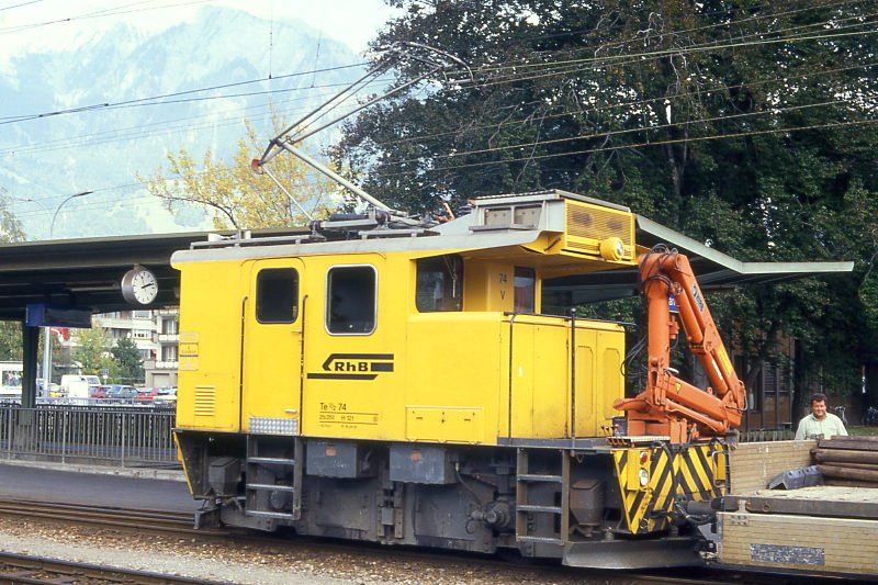 RhB - Te 2/2 74 am 20.02.1998 in Landquart - elektrischer thyristorgesteuerter Bahndiensttraktor mit Kran - bernahme: 24.03.1969 - Siemens6310/Schalker/RhB - 230 KW - Gewicht 15,00t - LP 6,72m - zulssige Geschwindigkeit 50/55geschleppt km/h - 2=16.04.1987 1=14.01.1994 - Logo nur RhB - Lebenslauf: 02/2000a - 02/2001 Abbruch. Hinweis: gescanntes Dia
