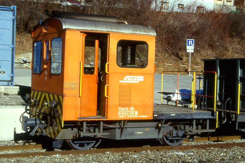 RhB - Tm 2/2 15 am 02.07.1997 in Tiefencastel - Rangiertraktor - bernahme: 12.06.1957 - RACO1491/CUMMINS - 69 KW - Gewicht 9,00t - Zuladung 2,00t - LP 5,06m - zulssige Geschwindigkeit 4/8/17/30/60geschleppt km/h - 3=09.02.1990 1=17.09.1996 - Logo nur RhB - Heimatstation: Tiefencastel - Lebenslauf: ex Tm 2/2 64 - 1990 Tm 2/2 15. Hinweis: gescanntes Dia
