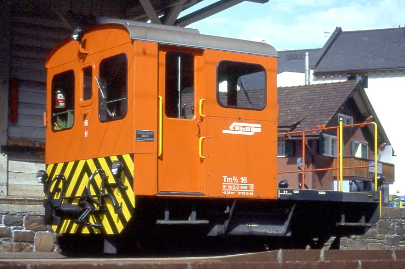 RhB - Tm 2/2 16 am 29.04.1992 in Schiers - Rangiertraktor - bernahme: 22.05.1957 - RACO1492/CUMMINS - 69 KW - Gewicht 9,00t - Zuladung 2,00t - LP 5,06m - zulssige Geschwindigkeit 4/8/17/30/60geschleppt km/h - 3=02.10.1989 - Logo nur RhB - Heimatstation: Tiefencastel - Lebenslauf: ex Tm 2/2 65 - 10/1990 Tm 2/2 16. Hinweis: gescanntes Dia
