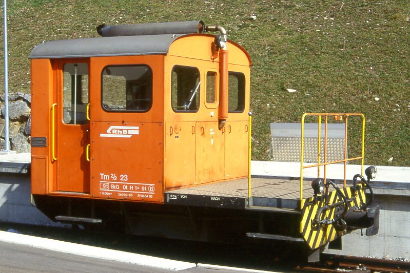 RhB - Tm 2/2 23 am 14.03.2000 in Campocologno - Rangiertraktor - bernahme: 01.03.1965 - RACO1718/CUMMINS - 69 KW - Gewicht 9,00t - Zuladung 2,00t - LP 5,06m - zulssige Geschwindigkeit 4/8/17/30/60geschleppt km/h - 3=06.04.1993 - Logo nur RhB - Heimatstation: Bergn - Lebenslauf: ex Tm 2/2 59 - 04/1993 Tm 2/2 23. Hinweis: gescanntes Dia
