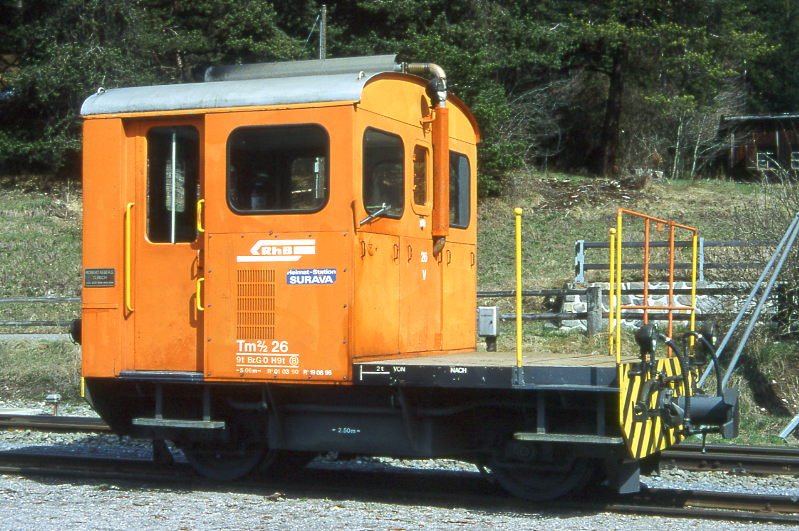 RhB - Tm 2/2 25 am 11.05.1998 in Surava - Rangiertraktor - bernahme: 09.12.1969 - RACO1793/CUMMINS - 69 KW - Gewicht 9,00t - Zuladung 2,00t - LP 5,06m - zulssige Geschwindigkeit 4/8/17/30/60geschleppt km/h - 3=01.03.1990 1=19.08.1996 - Logo nur RhB - Heimatstation: Surava - Lebenslauf: ex Tm 2/2 61 - 08/1989 Tm 2/2 25. Hinweis: gescanntes Dia
