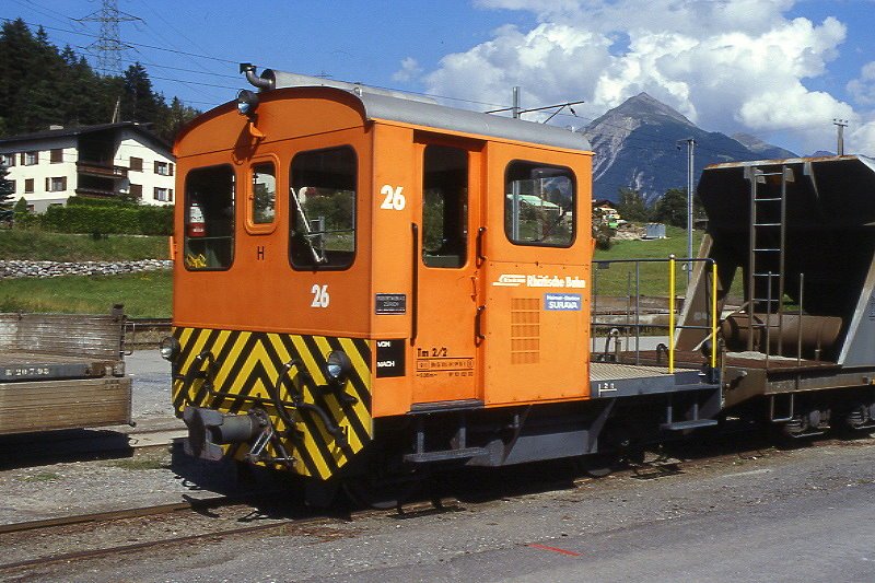 RhB - Tm 2/2 26 am 18.08.2007 in Surava - Rangiertraktor - bernahme: 09.12.1969 - RACO1793/CUMMINS - 69 KW - Gewicht 9,00t - Zuladung 2,00t - LP 5,06m - zulssige Geschwindigkeit 4/8/17/30/60geschleppt km/h - 3=10.02.2003 - Logo RhB in deutsch - Heimatstation: Surava - Lebenslauf: ex Tm 2/2 56 - 08/1989 Tm 2/2 26
