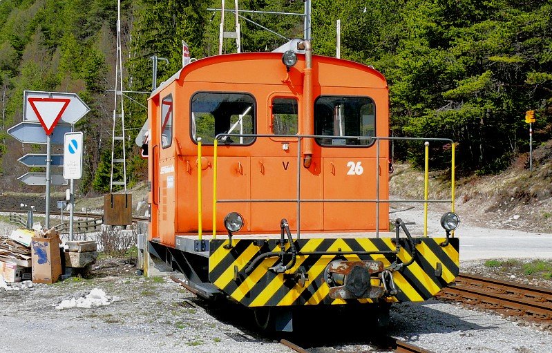 RhB - Tm 2/2 26 am 10.04.2008 in Surava - Rangiertraktor - bernahme: 09.12.1969 - RACO1793/CUMMINS - 69 KW - Gewicht 9,00t - Zuladung 2,00t - LP 5,06m - zulssige Geschwindigkeit 4/8/17/30/60geschleppt km/h - 3=10.02.2003 - Logo RhB in deutsch - Heimatstation: Surava - Lebenslauf: ex Tm 2/2 56 - 08/1989 Tm 2/2 26
