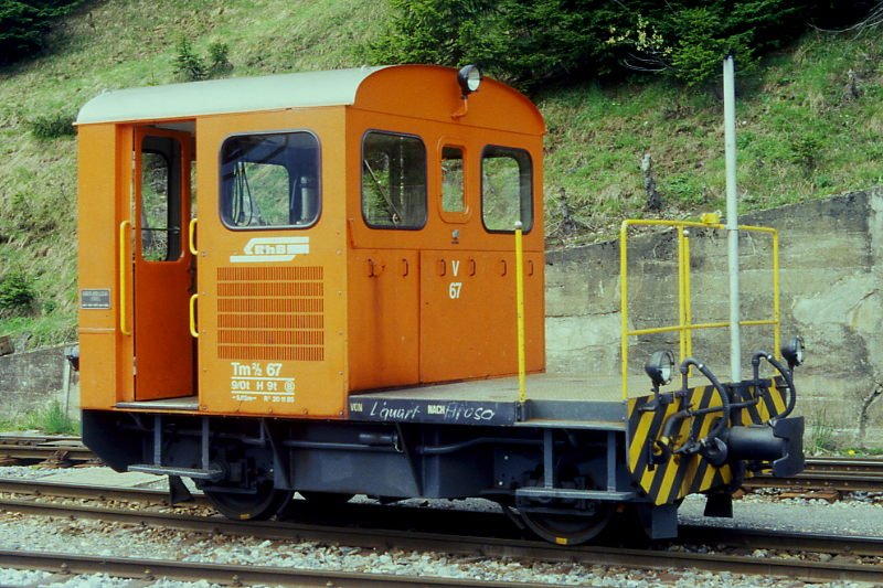 RhB - Tm 2/2 67 am 26.05.1988 in Arosa - Rangiertraktor - bernahme: 13.07.1957 - RACO1494/CUMMINS - 69 KW - Gewicht 9,00t - Zuladung 2,00t - LP 5,06m - zulssige Geschwindigkeit 4/8/17/30/60geschleppt km/h - 2=20.11.1985 - Logo nur RhB - Heimatstation: Arosa - Lebenslauf: ex Tm 2/2 67 - 11/1989 Tm 2/2 18. Hinweis: gescanntes Dia
