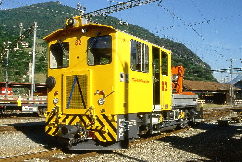 RhB - Tm 2/2 82 am 07.06.1997 in Landquart - Bahndiensttraktor mit Kran und kippbarer Ladebrcke - bernahme: 18.02.1985 - RACO1901/Cummins - 336KW - Gewicht 22,00t - Ladegewicht 4,00t - LP 8,79m - zulssige Geschwindigkeit 13/26/50/60geschleppt km/h - 3=24.08.1997 - Logo RhB deutsch in rot - Heimatstation: Davos Platz - Lebenslauf: 12/1997a nach Unfall Davos Wolfgang - 05/1998 Abbruch 
