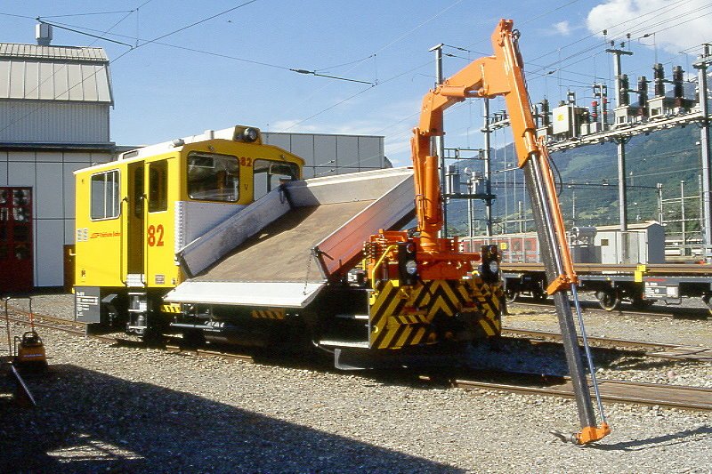 RhB - Tm 2/2 82 am 07.06.1997 in Landquart - Bahndiensttraktor mit Kran und kippbarer Ladebrcke - bernahme: 18.02.1985 - RACO1901/Cummins - 336KW - Gewicht 22,00t - Ladegewicht 4,00t - LP 8,79m - zulssige Geschwindigkeit 13/26/50/60geschleppt km/h - 3=24.08.1997 - Logo RhB deutsch in rot - Heimatstation: Davos Platz - Lebenslauf: 12/1997a nach Unfall Davos Wolfgang - 05/1998 Abbruch 
