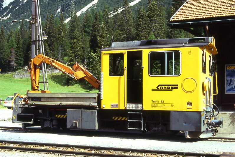 RhB - Tm 2/2 83 am 23.08.1995 in Preda - Bahndiensttraktor mit Kran und kippbarer Ladebrcke - bernahme: 11.03.1985 - RACO1903/Cummins - 336KW - Gewicht 22,00t - Ladegewicht 4,00t - LP 8,79m - zulssige Geschwindigkeit 13/26/50/60geschleppt km/h - 1=08.03.1991 - Logo nur RhB in schwarz - Heimatstation: Thusis - Hinweis: gescanntes Dia
