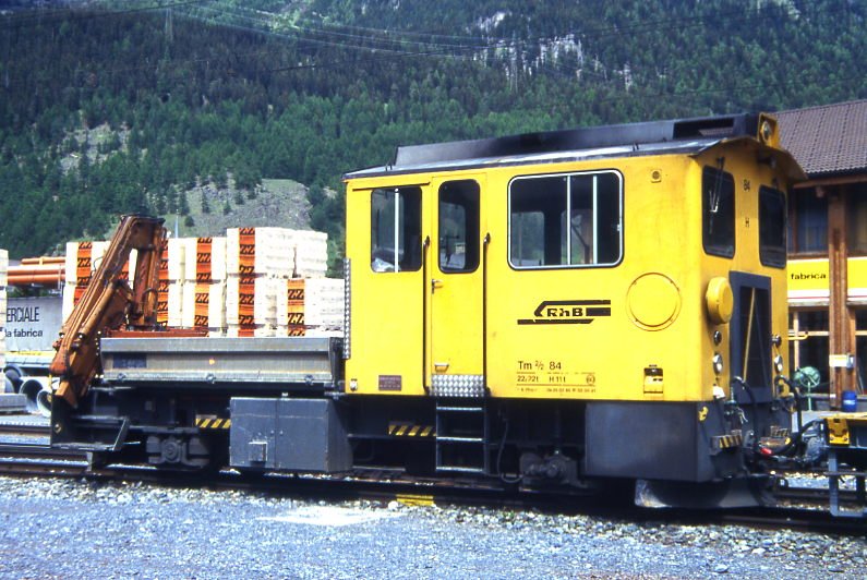 RhB - Tm 2/2 84 am 03.06.1993 in Zernez - Bahndiensttraktor mit Kran und kippbarer Ladebrcke - bernahme: 15.03.1985 - RACO1904/Cummins - 336KW - Gewicht 22,00t - Ladegewicht 4,00t - LP 8,79m - zulssige Geschwindigkeit 13/26/50/60geschleppt km/h - 1=02.05.1991 - Logo nur RhB in schwarz - Heimatstation: Landquart - Hinweis: gescanntes Dia
