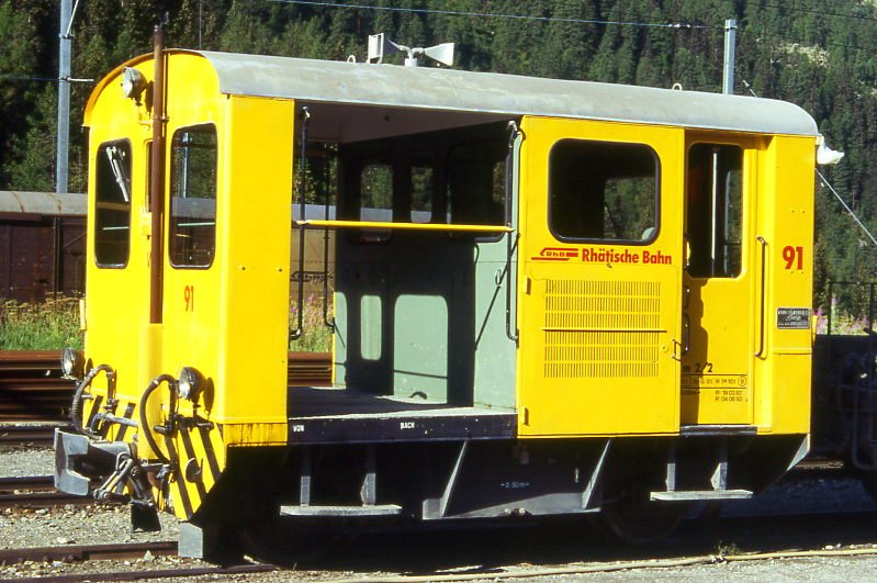 RhB - Tm 2/2 91 am 23.08.1995 in Preda - Bahndienst-Traktor - bernahme: 05.06.1959 - RACO1546/Cummins - 48KW - Gewicht 10,40t - Zuladung 2,00t - LP 5,06m - zulssige Geschwindigkeit 23/40 km/h - Logo RhB deutsch in rot - 3=19.03.1987 - 1=04.06.1993 - Lebenslauf: 25.04.2006 an DFB - Hinweis: gescanntes Dia
