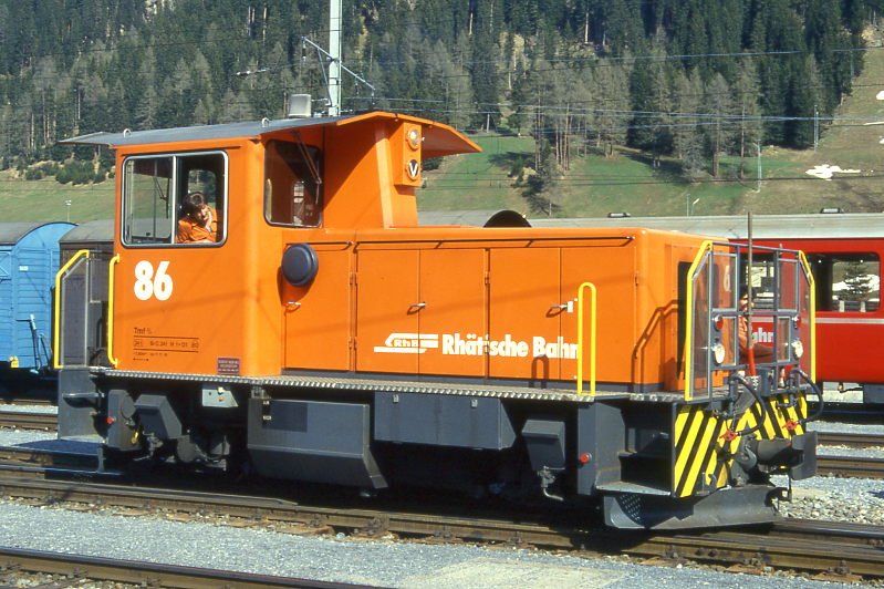 RhB - Tmf 2/2 86 am 10.05.1994 in Davos Platz - Strkerer Dieselmotor-Stationstraktor - bernahme: 11.11.1991 - RACO1987/Cummins - 331KW - Gewicht 24,00t - LP 7,50m - zulssige Geschwindigkeit 16/32/50/60geschleppt km/h - Logo RhB deutsch - Heimatstation: Scuol - Hinweis: gescanntes Dia
