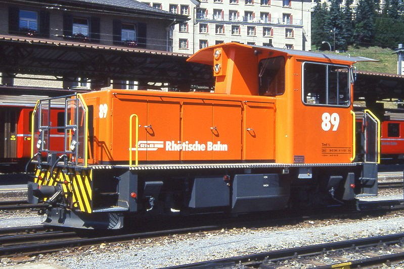 RhB - Tmf 2/2 89 am 21.08.1993 in St.Moritz - Strkerer Dieselmotor-Stationstraktor - bernahme: 23.09.1992 - RACO1990/Cummins - 331KW - Gewicht 24,00t - LP 7,50m - zulssige Geschwindigkeit 16/32/50/60geschleppt km/h - Logo RhB deutsch - Heimatstation: Samedan (GUZO) - Hinweis: gescanntes Dia
