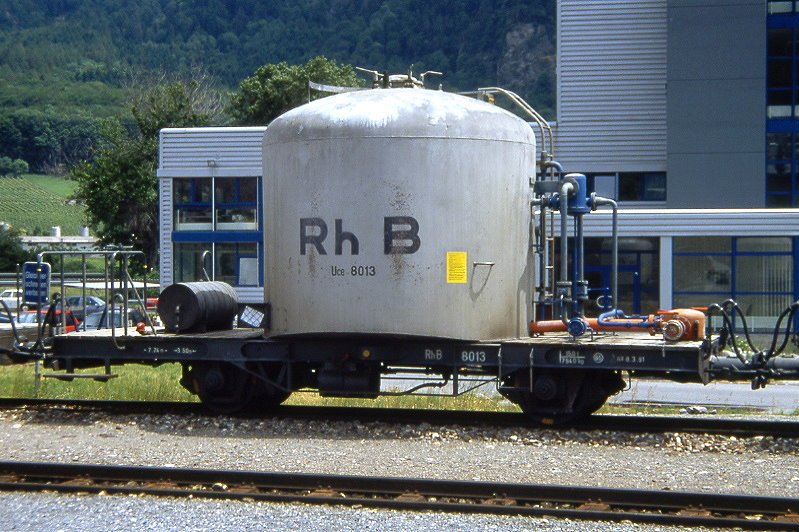 RhB - Uce 8013 am 05.06.1992 in Untevaz - Zementsilowagen 2-achsig mit 1 offenen Plattform - Baujahr 1964 - JMR/MBA - Gewicht 7,94t - Zuladung 15,00t - LP 7,74m - zulssige Geschwindigkeit 65 km/h - 2=08.03.1991 - Logo nur RhB - Lebenslauf: ex OB1 8013 - 1969 Uce 8013 - 2004 Uc 2013. Hinweis: gescanntes Dia
