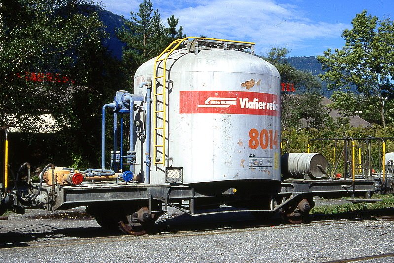 RhB - Uce 8013 am 02.10.1999 in Untervaz - Zementsilowagen 2-achsig mit 1 offenen Plattform - Baujahr 1964 - JMR/MBA - Gewicht 7,81t - Zuladung 15,00t - LP 7,74m - zulssige Geschwindigkeit 65 km/h - 3=13.05.1986 - 2=15.06.1993 - RhB-Logo in rhtoromanisch - Lebenslauf: ex OB1 8014 - 1969 Uce 8014 - 2004 Uc 2014. Hinweis:  gendertes Fahrzeuggewicht, gescanntes Dia
