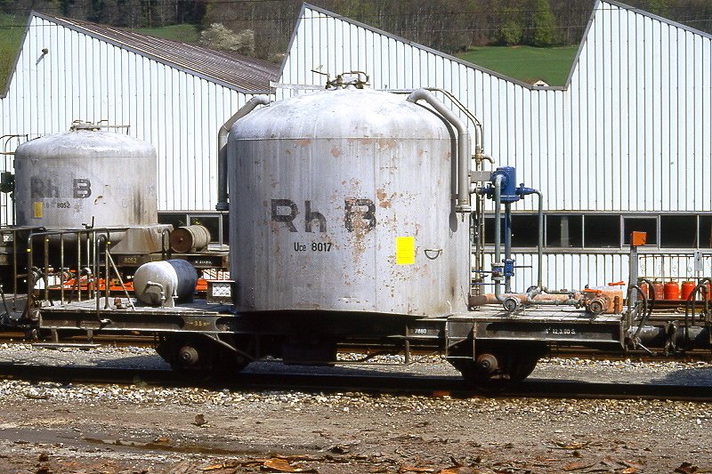 RhB - Uce 8017 am 26.04.1992 in Untervaz - Zementsilowagen 2-achsig mit 1 offenen Plattform - Baujahr 1959 - FFA/MBA - Gewicht 7,88t - Zuladung 15,00t - LP 7,74m - zulssige Geschwindigkeit 65 km/h - 2=12.03.1990 - ohne RhB-Logo - Lebenslauf: ex OB1 8017 - 1969 Uce 8017 - 2004 Uc 2017 - Hinweis: gescanntes Dia
