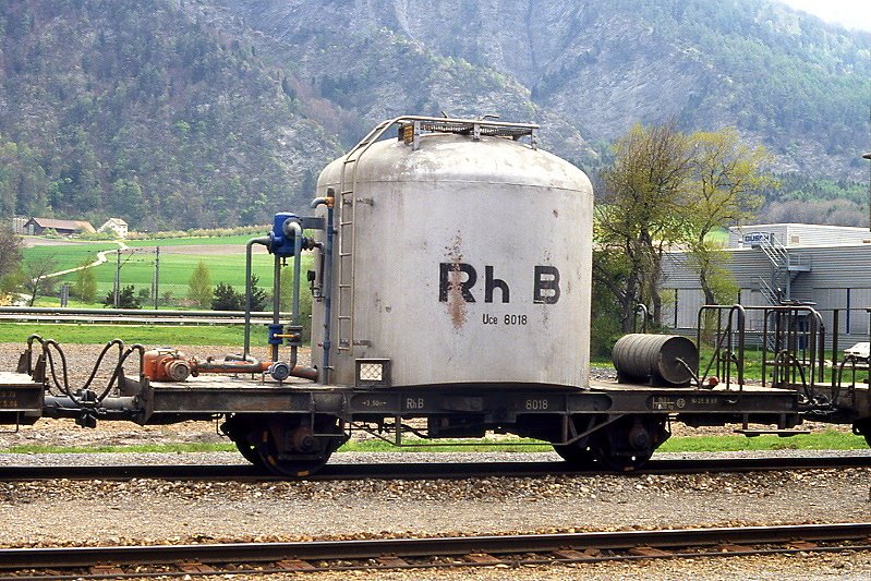RhB - Uce 8018 am 04.05.1991 in Untervaz - Zementsilowagen 2-achsig mit 1 offenen Plattform - Baujahr 1959 - FFA/MBA - Gewicht 7,82t - Zuladung 15,00t - LP 7,74m - zulssige Geschwindigkeit 65 km/h - 3=25.09.1986 - ohne RhB-Logo - Lebenslauf: ex OB1 8018 - 1969 Uce 8018 - 2004 Uc 2018 - Hinweis: gescanntes Dia
