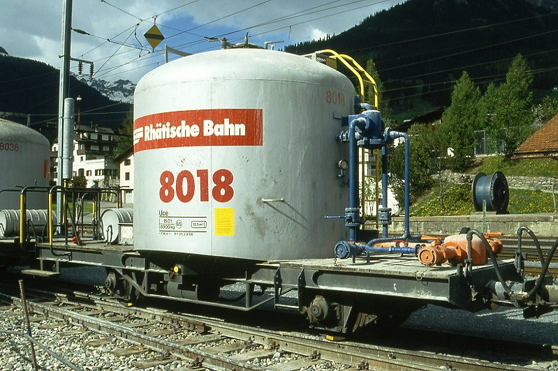 RhB - Uce 8018 am 13.05.1994 in Klosters - Zementsilowagen 2-achsig mit 1 offenen Plattform - Baujahr 1959 - FFA/MBA - Gewicht 8,00t - Zuladung 15,00t - LP 7,74m - zulssige Geschwindigkeit 65 km/h - 2=25.03.1993 - RhB-Logo in deutsch - Lebenslauf: ex OB1 8018 - 1969 Uce 8018 - 2004 Uc 2018 - Hinweis: gendertes Fahrzeuggewicht, gescanntes Dia
