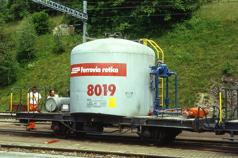 RhB - Uce 8019 am 28.06.1995 in Filisur - Zementsilowagen 2-achsig mit 1 offenen Plattform - Baujahr 1959 - FFA/MBA - Gewicht 8,00t - Zuladung 15,00t - LP 7,74m - zulssige Geschwindigkeit 65 km/h - 2=28.04.1993 - RhB-Logo in italienisch - Lebenslauf: ex OB1 8019 - 1969 Uce 8019 - 2004 Uc 2019 - Hinweis: gescanntes Dia

