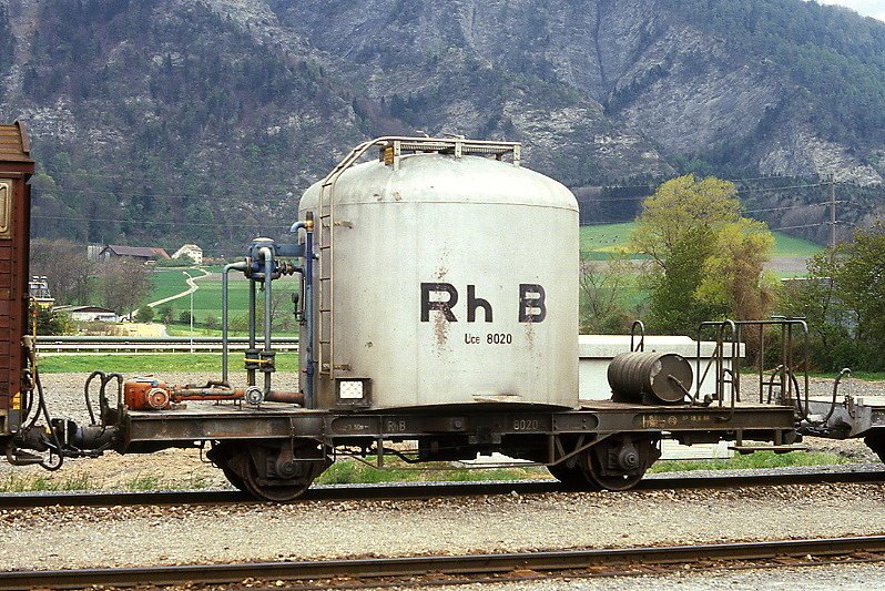RhB - Uce 8020 am 04.05.1991 in Untervaz - Zementsilowagen 2-achsig mit 1 offenen Plattform - Baujahr 1959 - FFA/MBA - Gewicht 7,78t - Zuladung 15,00t - LP 7,74m - zulssige Geschwindigkeit 65 km/h - 3=18.06.1986 - ohne RhB-Logo - Lebenslauf: ex OB1 8020 - 1969 Uce 8020 - 2004 Uc 2020 - Hinweis: gescanntes Dia
