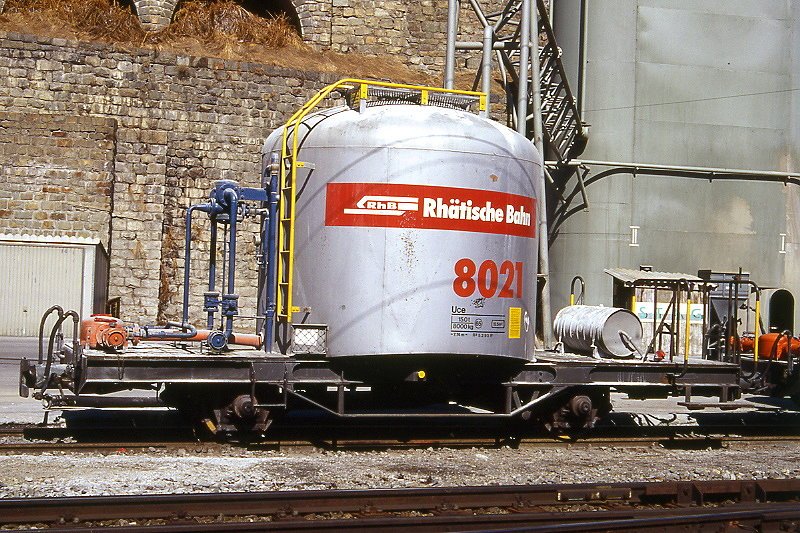 RhB - Uce 8021 am 31.03.1996 in St.Moritz - Zementsilowagen 2-achsig mit 1 offenen Plattform - Baujahr 1959 - FFA/MBA - Gewicht 8,00t - Zuladung 15,00t - LP 7,74m - zulssige Geschwindigkeit 65 km/h - 2=05.02.1993 - RhB-Logo in deutsch -  Lebenslauf: ex OB1 8021 - 1969 Uce 8021 - 2004 Uc 2021 - 13.04.2007 Abbruch - Hinweis: gendertes Fahrzeuggewicht, gescanntes Dia
