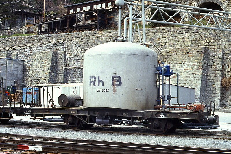 RhB - Uce 8022 am 06.05.1991 in St.Moritz - Zementsilowagen 2-achsig mit 1 offenen Plattform - Baujahr 1959 - FFA/MBA - Gewicht 7,97t - Zuladung 15,00t - LP 7,74m - zulssige Geschwindigkeit 65 km/h - 3=07.07.1986 - ohne RhB-Logo - Lebenslauf: ex OB1 8022 - 1969 Uce 8022 - 2004 Uc 2022 - 26.07.2007 Abbruch - Hinweis: gescanntes Dia
