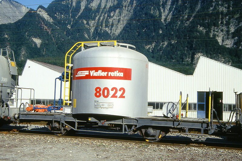RhB - Uce 8022 am 01.09.1993 in Untervaz - Zementsilowagen 2-achsig mit 1 offenen Plattform - Baujahr 1959 - FFA/MBA - Gewicht 8,00t - Zuladung 15,00t - LP 7,74m - zulssige Geschwindigkeit 65 km/h - 2=29.01.1993 - RhB-Logo in rhtoromanisch - Lebenslauf: ex OB1 8022 - 1969 Uce 8022 - 2004 Uc 2022 - 26.07.2007 Abbruch - Hinweis: gendertes Fahrzeuggewicht, gescanntes Dia
