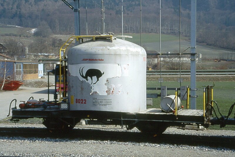 RhB - Uce 8022 am 18.03.1999 in Untervaz - Zementsilowagen 2-achsig mit 1 offenen Plattform - Werbung: BCU - Baujahr 1959 - FFA/MBA - Gewicht 8,00t - Zuladung 15,00t - LP 7,74m - zulssige Geschwindigkeit 65 km/h - 2=29.01.1993 - RhB-Logo in deutsch - Lebenslauf: ex OB1 8022 - 1969 Uce 8022 - 2004 Uc 2022 - 26.07.2007 Abbruch - Hinweis: genderte Beschriftung, RhB-Logo jetzt oben, Fahrzeugnummer ganz unten, aufgeklebte Werbefolie (nur kurzzeitig haltbar), gescanntes Dia
