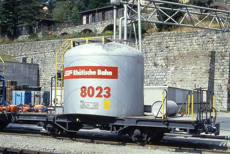 RhB - Uce 8023 am 07.09.1994 in St.Moritz - Zementsilowagen 2-achsig mit 1 offenen Plattform - Baujahr 1959 - FFA/MBA - Gewicht 8,00t - Zuladung 15,00t - LP 7,74m - zulssige Geschwindigkeit 65 km/h - 3=22.02.1980 2=15.01.1993- RhB-Logo in deutsch - Lebenslauf: ex OB1 8023 - 1969 Uce 8023 - 2004 Uc 2023 - Hinweis: gendertes Fahrzeuggewicht, gescanntes Dia
