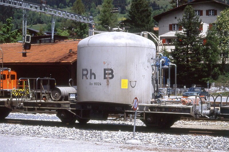 RhB - Uce 8024 am 30.05.1992 in Klosters - Zementsilowagen 2-achsig mit 1 offenen Plattform - Baujahr 1959 - FFA/MBA - Gewicht 7,92t - Zuladung 15,00t - LP 7,74m - zulssige Geschwindigkeit 65 km/h - 3=14.07.1986 - ohne RhB-Logo - Lebenslauf: ex OB1 8024 - 1969 Uce 8024 - 2004 Uc 2024 - Hinweis: gescanntes Dia
