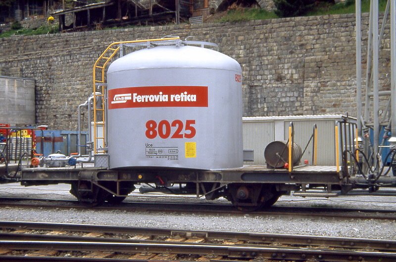 RhB - Uce 8025 am 31.05.1992 in St.Moritz - Zementsilowagen 2-achsig mit 1 offenen Plattform - bernahme 06.07.1959 - FFA/MBA - Gewicht 7,92t - Zuladung 15,00t - LP 7,74m - zulssige Geschwindigkeit 65 km/h - 3=10.01.1979 1=03.06.1985 - RhB-Logo in italienisch - Lebenslauf: ex OB1 8025 - 1969 Uce 8025 - 2004 Uc 2025 - Hinweis: gescanntes Dia
