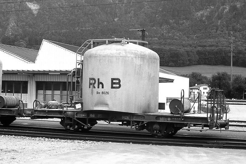 RhB - Uce 8026 am 03.09.1990 in Untervaz - Zementsilowagen 2-achsig mit 1 offenen Plattform - Baujahr 1959 - FFA/MBA - Gewicht 7,93t - Zuladung 15,00t - LP 7,74m - zulssige Geschwindigkeit 65 km/h - 3=15.08.1986 - ohne RhB-Logo - Lebenslauf: ex OB1 8026 - 1969 Uce 8026 - 2004 Uc 2026 - Hinweis: gescanntes Dia
