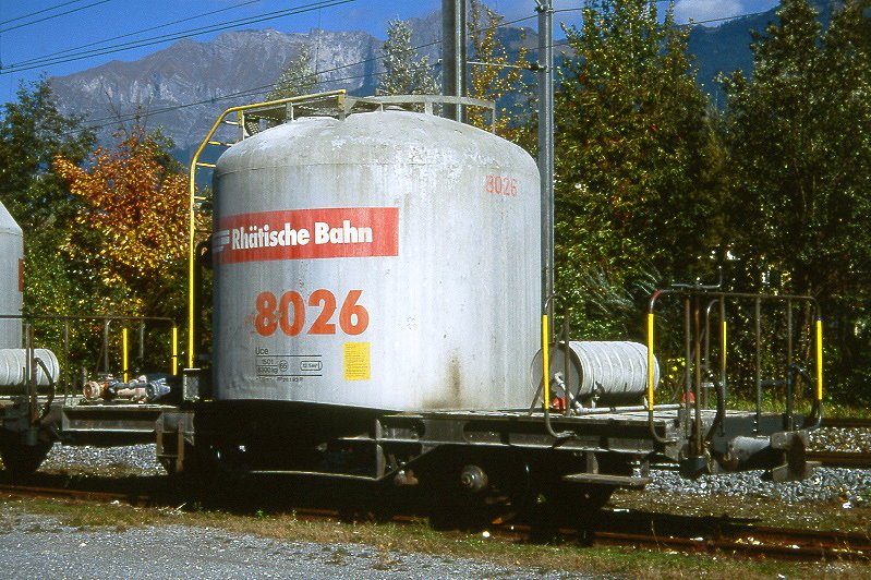 RhB - Uce 8026 am 17.10.1998 in Landquart Ried - Zementsilowagen 2-achsig mit 1 offenen Plattform - Baujahr 1959 - FFA/MBA - Gewicht 8,30t - Zuladung 15,00t - LP 7,74m - zulssige Geschwindigkeit 65 km/h - 2=26.01.1993 - RhB-Logo in deutsch - Lebenslauf: ex OB1 8026 - 1969 Uce 8026 - 2004 Uc 2026 - Hinweis: gendertes Fahrzeuggewicht, gescanntes Dia
