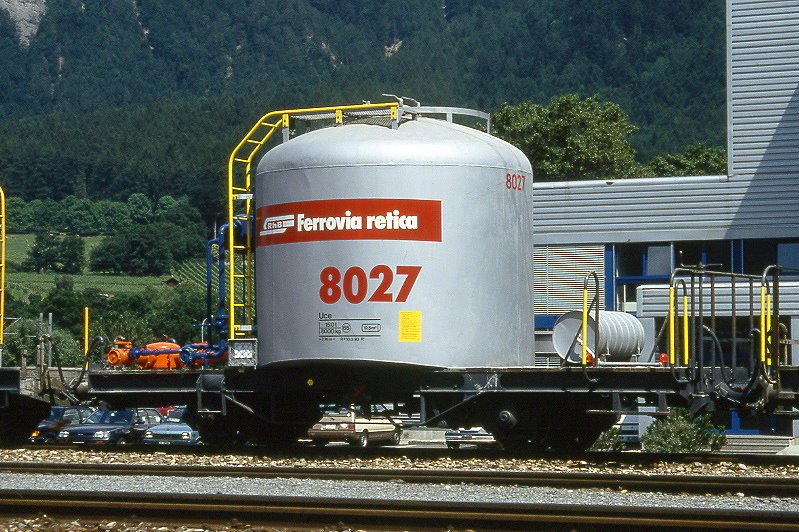 RhB - Uce 8027 am 07.06.1993 in Untervaz - Zementsilowagen 2-achsig mit 1 offenen Plattform - Baujahr 1959 - FFA/MBA - Gewicht 8,00t - Zuladung 15,00t - LP 7,74m - zulssige Geschwindigkeit 65 km/h - 2=10.03.1993 - RhB-Logo in italienisch - Lebenslauf: ex OB1 8027 - 1969 Uce 8027 - 2004 Uc 2027 - 09.03.2007 Abbruch - Hinweis: gendertes Fahrzeuggewicht, gescanntes Dia
