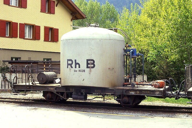 RhB - Uce 8028 am 15.05.1991 in Untervaz - Zementsilowagen 2-achsig mit 1 offenen Plattform - Baujahr 1959 - FFA/MBA - Gewicht 7,75t - Zuladung 15,00t - LP 7,74m - zulssige Geschwindigkeit 65 km/h - 3=21.08.1986 - ohne RhB - Lebenslauf: ex OB1 8028 - 1969 Uce 8028 - 2004 Uc 2028 - Hinweis: gescanntes Dia
