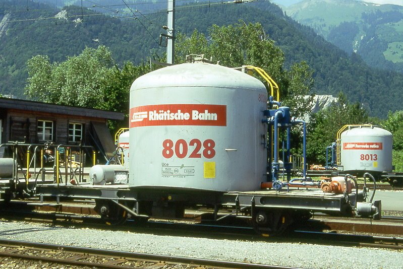RhB - Uce 8028 am 26.06.1995 in Untervaz - Zementsilowagen 2-achsig mit 1 offenen Plattform - Baujahr 1959 - FFA/MBA - Gewicht 8,00t - Zuladung 15,00t - LP 7,74m - zulssige Geschwindigkeit 65 km/h - 2=17.02.1993 - RhB-Logo in deutsch - Lebenslauf: ex OB1 8028 - 1969 Uce 8028 - 2004 Uc 2028 - Hinweis: gescanntes Dia

