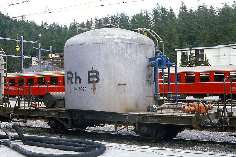 RhB - Uce 8029 am 27.05.1990 in St.Moritz - Zementsilowagen 2-achsig mit 1 offenen Plattform - Baujahr 1959 - FFA/MBA - Gewicht 7,87t - Zuladung 15,00t - LP 7,74m - zulssige Geschwindigkeit 65 km/h - 3=09.09.1986 - ohne RhB-Logo - Lebenslauf: ex OB1 8029 - 1969 Uce 8029 - 2004 Uc 2029 - Hinweis: gescanntes Dia
