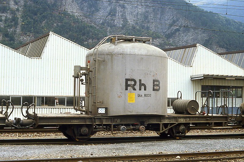 RhB - Uce 8031 am 03.10.1990 in Untervaz - Zementsilowagen 2-achsig mit 1 offenen Plattform - Baujahr 1959 - FFA/MBA - Gewicht 7,90t - Zuladung 15,00t - LP 7,74m - zulssige Geschwindigkeit 65 km/h - 3=08.10.1986 - ohne RhB-Logo - Lebenslauf: ex OB1 8031 - 1969 Uce 8031 - 2004 Uc 2031 - Hinweis: gescanntes Dia
