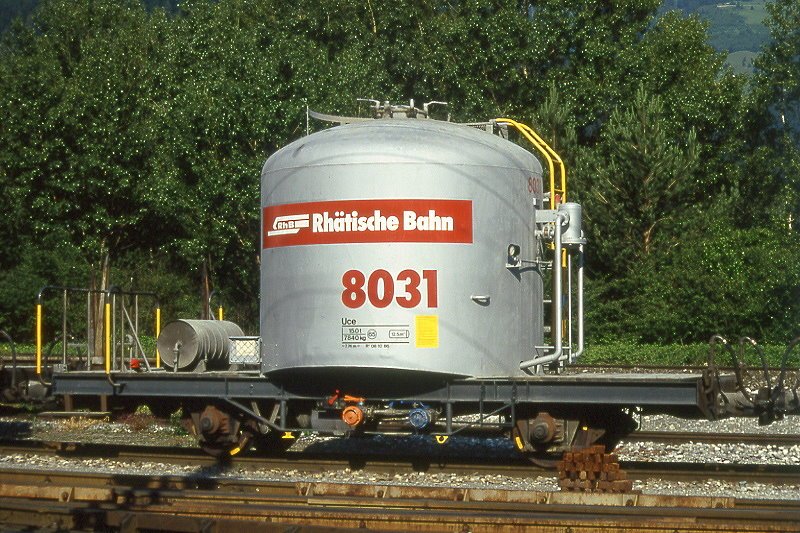 RhB - Uce 8031 am 07.06.1993 in Untervaz - Zementsilowagen 2-achsig mit 1 offenen Plattform - Baujahr 1959 - FFA/MBA - Gewicht 7,84t - Zuladung 15,00t - LP 7,74m - zulssige Geschwindigkeit 65 km/h - 3=08.10.1986 - RhB-Logo in deutsch - Lebenslauf: ex OB1 8031 - 1969 Uce 8031 - 2004 Uc 2031 - Hinweis: gescanntes Dia
