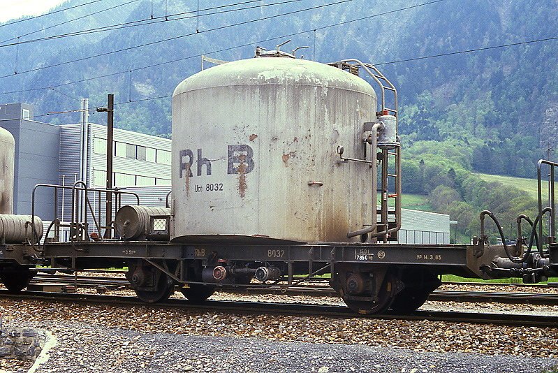 RhB - Uce 8032 am 20.05.1991 in Untervaz - Zementsilowagen 2-achsig mit 1 offenen Plattform - Baujahr 1959 - FFA/MBA - Gewicht 7,85t - Zuladung 15,00t - LP 7,74m - zulssige Geschwindigkeit 65 km/h - 3=14.05.1984 - ohne RhB-Logo - Lebenslauf: ex OB1 8032 - 1969 Uce 8032 - 2004 Uc 2032 - Hinweis: gescanntes Dia
