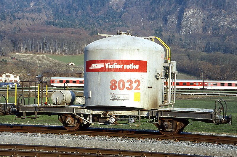 RhB - Uce 8032 am 18.03.1999 in Untervaz - Zementsilowagen 2-achsig mit 1 offenen Plattform - Baujahr 1959 - FFA/MBA - Gewicht 7,90t - Zuladung 15,00t - LP 7,74m - zulssige Geschwindigkeit 65 km/h - 2=04.02.1993 - RhB-Logo in rhtoromanisch - Lebenslauf: ex OB1 8032 - 1969 Uce 8032 - 2004 Uc 2032 - Hinweis: gescanntes Dia
