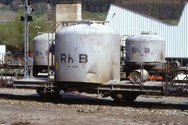 RhB - Uce 8035 am 26.04.1992 in Untervaz - Zementsilowagen 2-achsig mit 1 offenen Plattform - Baujahr 1957 - FFA/MBA - Gewicht 7,89t - Zuladung 15,00t - LP 7,74m - zulssige Geschwindigkeit 65 km/h - 3=14.03.1985 - ohne RhB-Logo - Lebenslauf: ex OB1 8035 - 1969 Uce 8035 - 2004 Uc 2035 - Hinweis: gescanntes Dia
