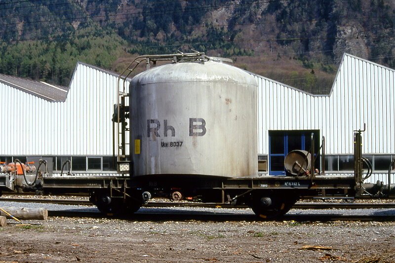 RhB - Uce 8037 am 26.04.1992 in Untervaz - Zementsilowagen 2-achsig mit 1 offenen Plattform - Baujahr 1957 - FFA/MBA - Gewicht 7,88t - Zuladung 15,00t - LP 7,74m - zulssige Geschwindigkeit 65 km/h - 2=11.02.1992 - ohne RhB-Logo - Lebenslauf: ex OB1 8037 - 1969 Uce 8037 - 2004 Uc 2037 - Hinweis: gescanntes Dia
