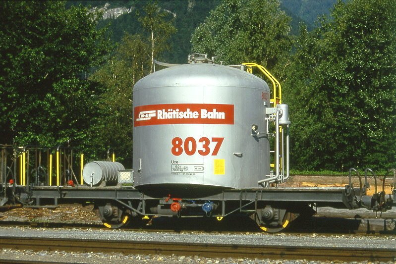 RhB - Uce 8037 am 07.06.1993 in Untervaz - Zementsilowagen 2-achsig mit 1 offenen Plattform - Baujahr 1957 - FFA/MBA - Gewicht 7,90t - Zuladung 15,00t - LP 7,74m - zulssige Geschwindigkeit 65 km/h - 2=11.02.1992 - mit RhB-Logo in deutsch - Lebenslauf: ex OB1 8037 - 1969 Uce 8037 - 2004 Uc 2037 - Hinweis: gescanntes Dia
