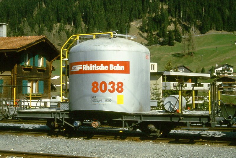 RhB - Uce 8038 am 10.05.1994 in Davos Platz - Zementsilowagen 2-achsig mit 1 offenen Plattform - Baujahr 1957 - FFA/MBA - Gewicht 7,90t - Zuladung 15,00t - LP 7,74m - zulssige Geschwindigkeit 65 km/h - 2=09.04.1990 - RhB-Logo in deutsch - Lebenslauf: ex OB1 8038 - 1969 Uce 8038 - 2004 Uc 2038 - 28.03.2006 Abbruch - Hinweis: gescanntes Dia
