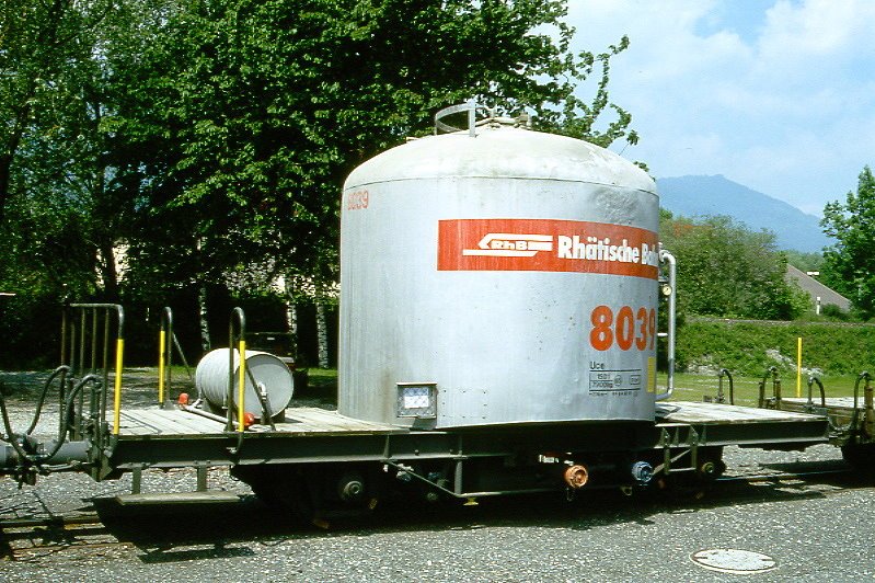 RhB - Uce 8039 am 11.05.1994 in Untervaz - Zementsilowagen 2-achsig mit 1 offenen Plattform - Baujahr 1957 - FFA/MBA - Gewicht 7,90t - Zuladung 15,00t - LP 7,74m - zulssige Geschwindigkeit 65 km/h - 2=08.04.1990 - RhB-Logo in deutsch - Lebenslauf: ex OB1 8039 - 1969 Uce 8039 - 2004 Uc 2039 - 28.03.2006 Abbruch
