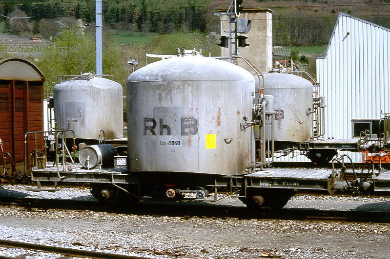 RhB - Uce 8040 am 26.04.1992 in Untervaz - Zementsilowagen 2-achsig mit 1 offenen Plattform - Baujahr 1958 - FFA/MBA - Gewicht 7,72t - Zuladung 15,00t - LP 7,74m - zulssige Geschwindigkeit 65 km/h - 2=02.04.1990 - ohne RhB-Logo - Lebenslauf: ex OB1 8040 - 1969 Uce 8040 - 2004 Uc 2040 - 29.03.2006 Abbruch
