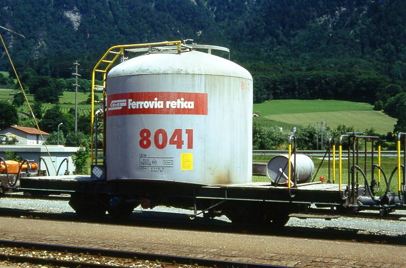 RhB - Uce 8041 am 26.06.1995 in Untervaz - Zementsilowagen 2-achsig mit 1 offenen Plattform - Baujahr 1958 - FFA/MBA - Gewicht 7,90t - Zuladung 15,00t - LP 7,74m - zulssige Geschwindigkeit 65 km/h - 2=24.05.1993 - RhB-Logo in italienisch - Lebenslauf: ex OB1 8041 - 1969 Uce 8041 - 2004 Uc 2041.
