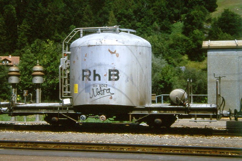 RhB - Uce 8042 am 31.05.1991 in Ilanz - Zementsilowagen 2-achsig mit 1 offenen Plattform - Baujahr 1958 - FFA/MBA - Gewicht 7,20t - Zuladung 15,00t - LP 7,74m - zulssige Geschwindigkeit 65 km/h - 2=14.12.1982 1=12.12.1986 - ohne RhB-Logo - Lebenslauf: ex OB1 8042 - 1969 Uce 8042 - 2004 Uc 2042.
