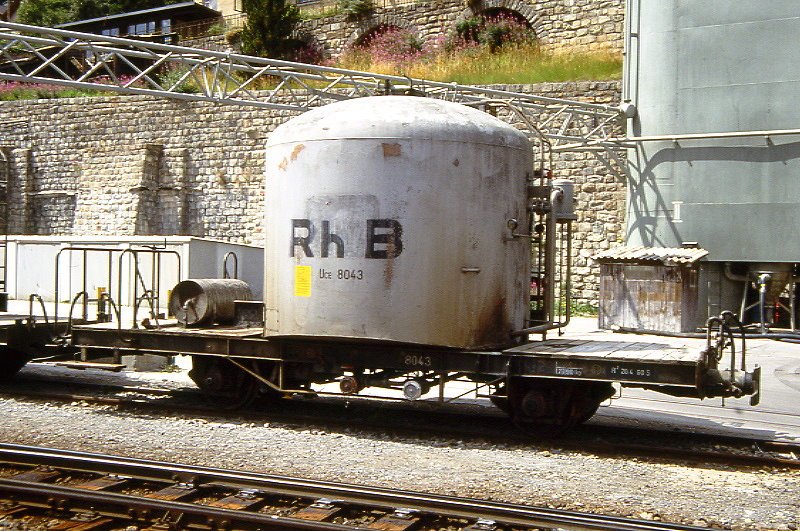 RhB - Uce 8043 am 13.06.1991 in St.Moritz - Zementsilowagen 2-achsig mit 1 offenen Plattform - Baujahr 1958 - FFA/MBA - Gewicht 7,79t - Zuladung 15,00t - LP 7,74m - zulssige Geschwindigkeit 65 km/h - 2=20.04.1990 - ohne RhB-Logo - Lebenslauf: ex OB1 8043 - 1969 Uce 8043 - 2004 Uc 2043.
