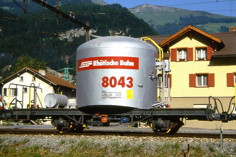 RhB - Uce 8043 am 07.06.1993 in Untervaz - Zementsilowagen 2-achsig mit 1 offenen Plattform - Baujahr 1958 - FFA/MBA - Gewicht 7,90t - Zuladung 15,00t - LP 7,74m - zulssige Geschwindigkeit 65 km/h - 2=20.04.1990 - RhB-Logo in deutsch - Lebenslauf: ex OB1 8043 - 1969 Uce 8043 - 2004 Uc 2043 03.04.2006 Abbruch.
